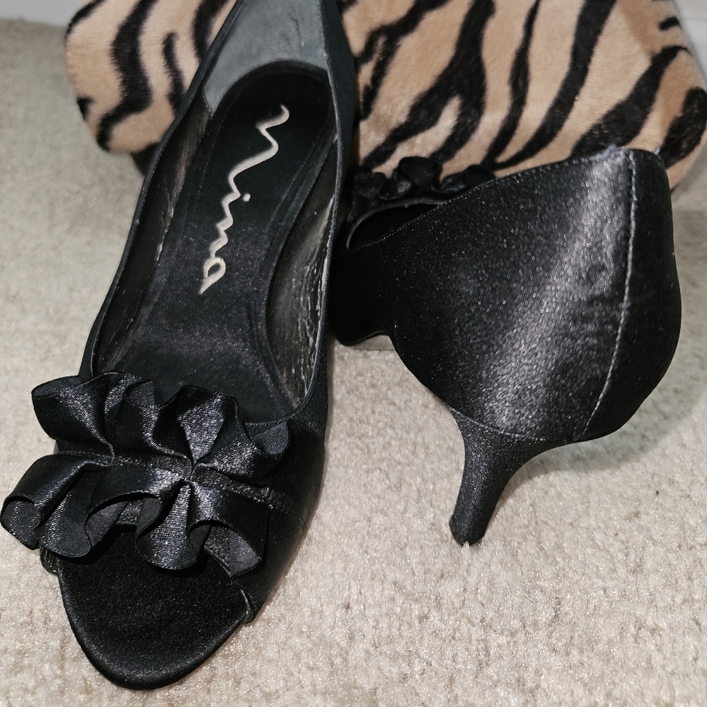 Black Pumps